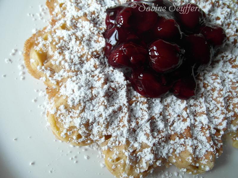 Vanillekuchen Mit Heissen Kirschen — Rezepte Suchen