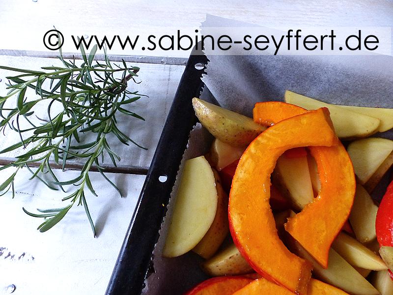 Rezeptidee für den Herbst: Blech mit Kürbis, Kartoffeln und Schafskäse ...