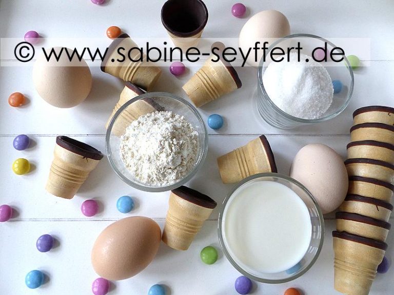 Rezept für bunte Mini Muffins im Waffelbecher für Karneval oder den ...