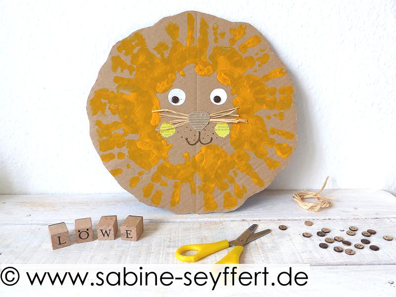 Diy Bastelidee Fur Kinder Mit Kindern Lowe Aus Handabdrucken Basteln Blog Sabine Seyffert